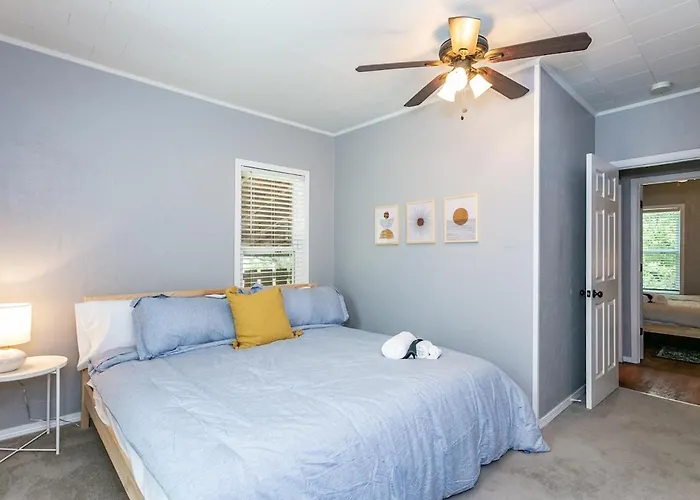 Sunset - 2 King Beds! Downtown Holiday home *